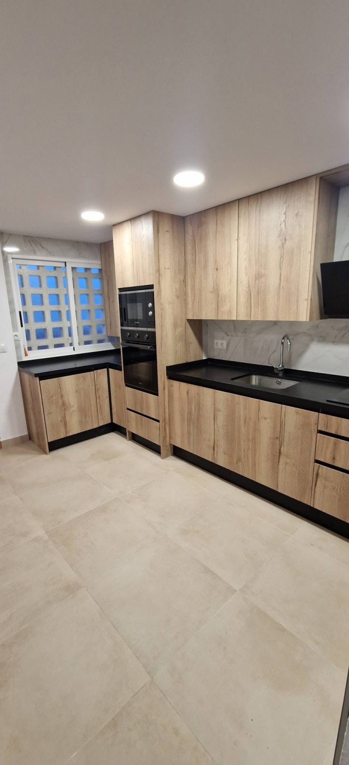 Cocina a medida EGGER Halifax Natural con encimera negra