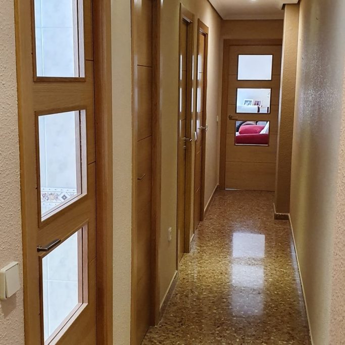 Puertas interiores de madera instaladas en un pasillo