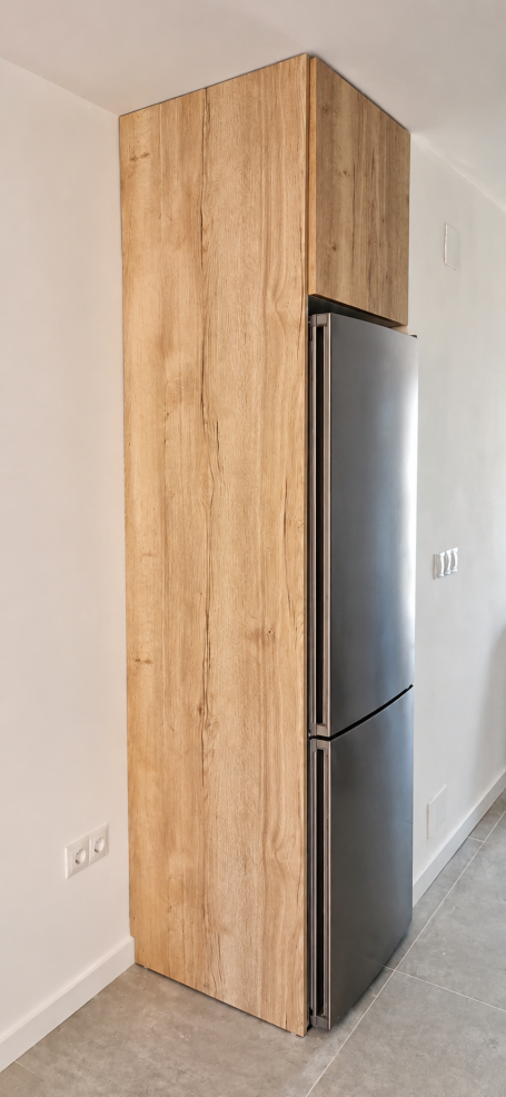 Muebles altos EGGER Halifax Natural junto al frigorífico