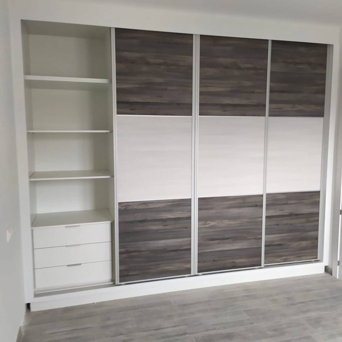 Armario empotrado con puertas correderas y estanterías