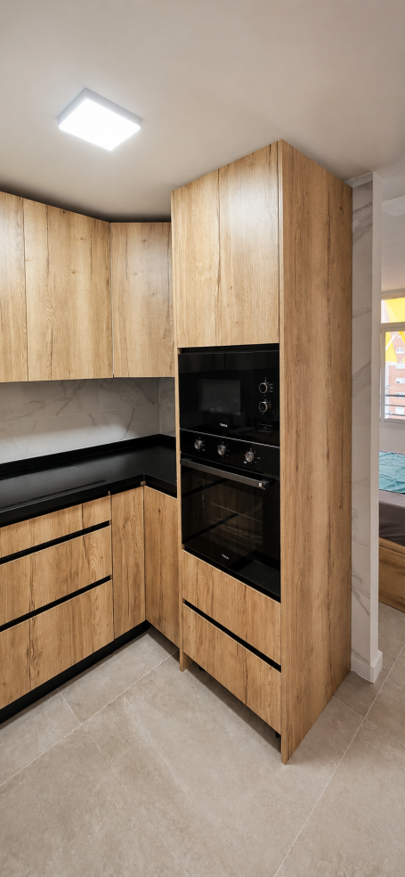 Columna de horno y cajones SoftClose en cocina de madera a medida